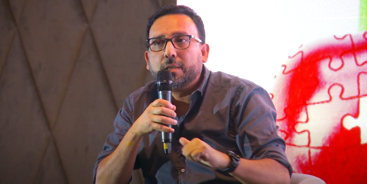Héctor García durante el panel de discusión.