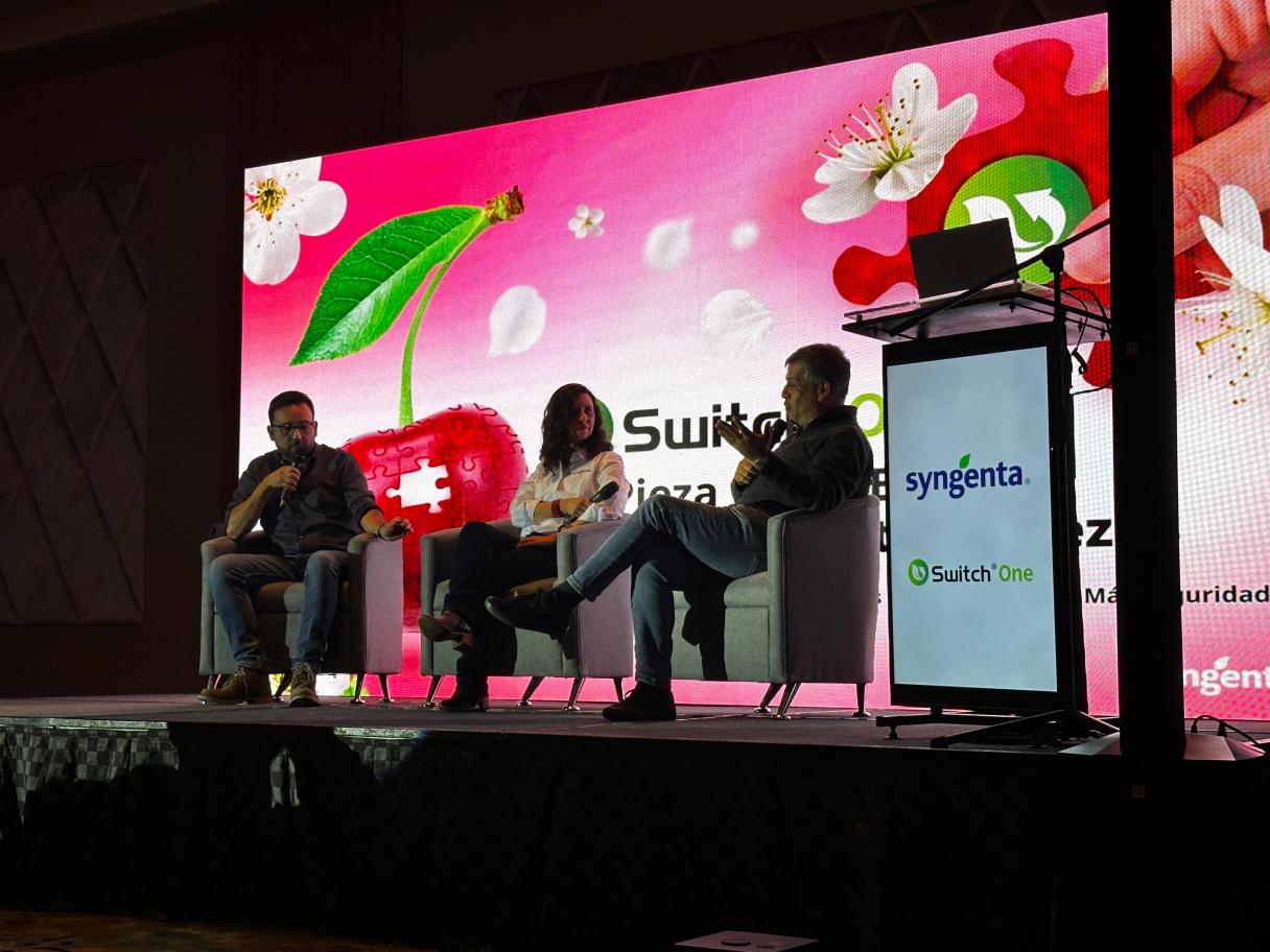 Los expositores durante el panel de discusión dieron cierre al lanzamiento de Switch® One.
