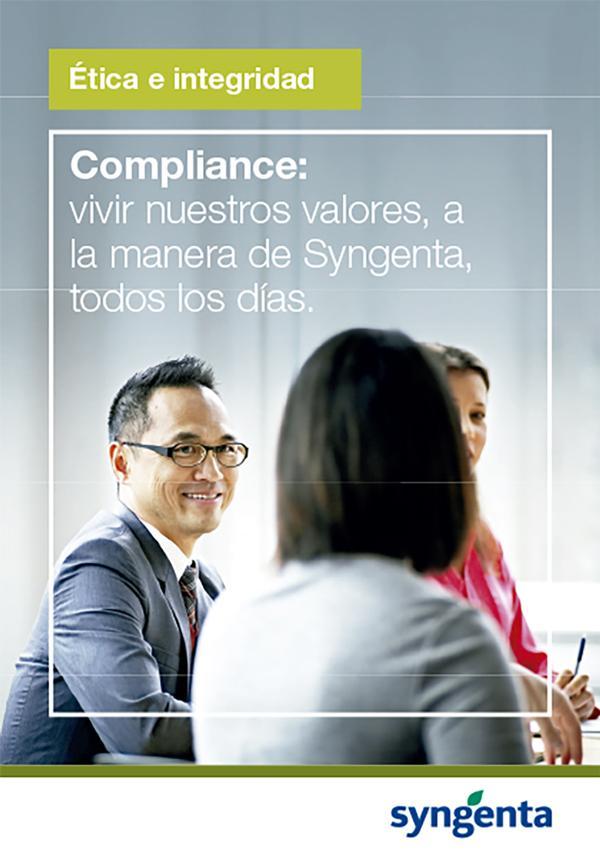 Fotografía de reunión; hombre con gafas sonríe y dos mujeres conversan en oficina.